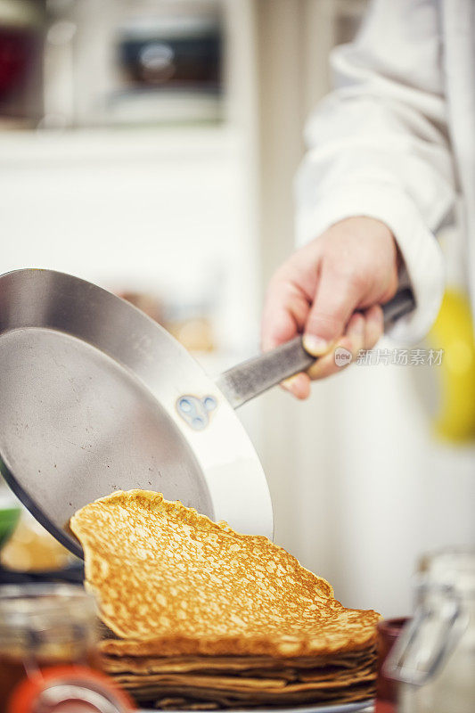 准备传统荷兰煎饼- Pannenkoeken